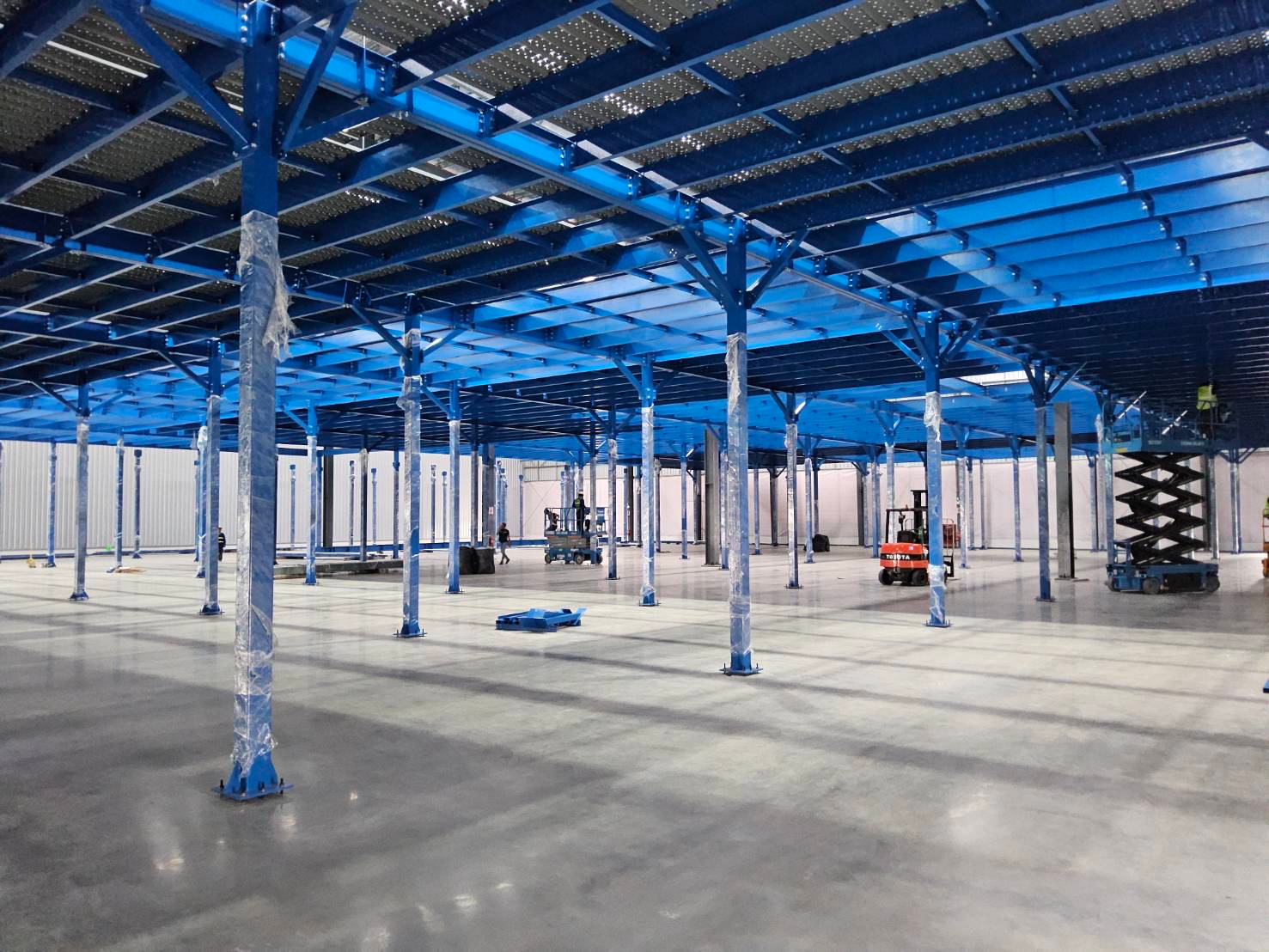 งานติดตั้งคานรับพื้น และระบบพื้นชั้นลอยภายในอาคารโรงงาน